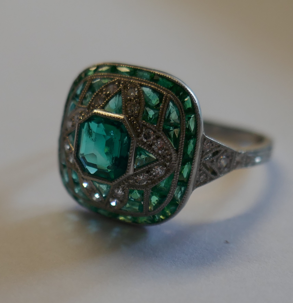 Platinum emerald and diamond Art Deco style ring - Image 8 of 9