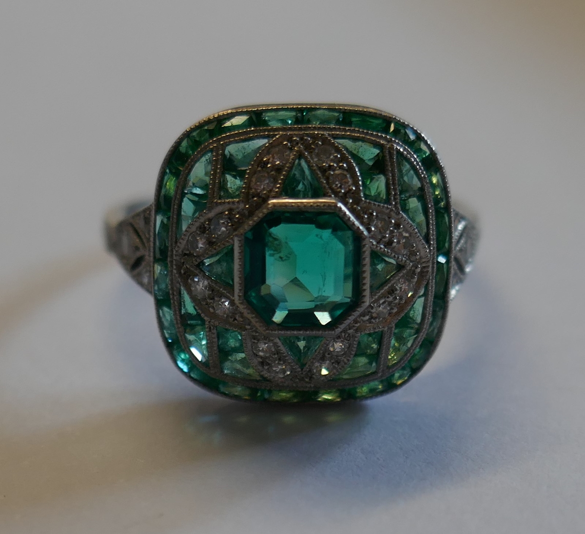 Platinum emerald and diamond Art Deco style ring - Image 4 of 9
