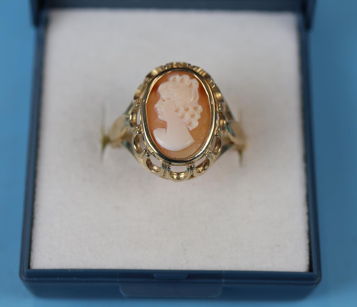 Gold cameo ring