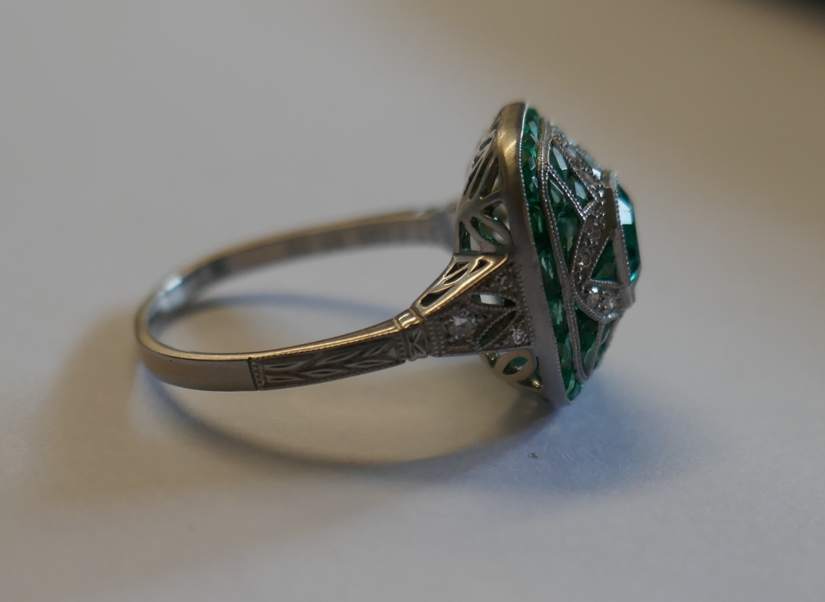 Platinum emerald and diamond Art Deco style ring - Image 5 of 9