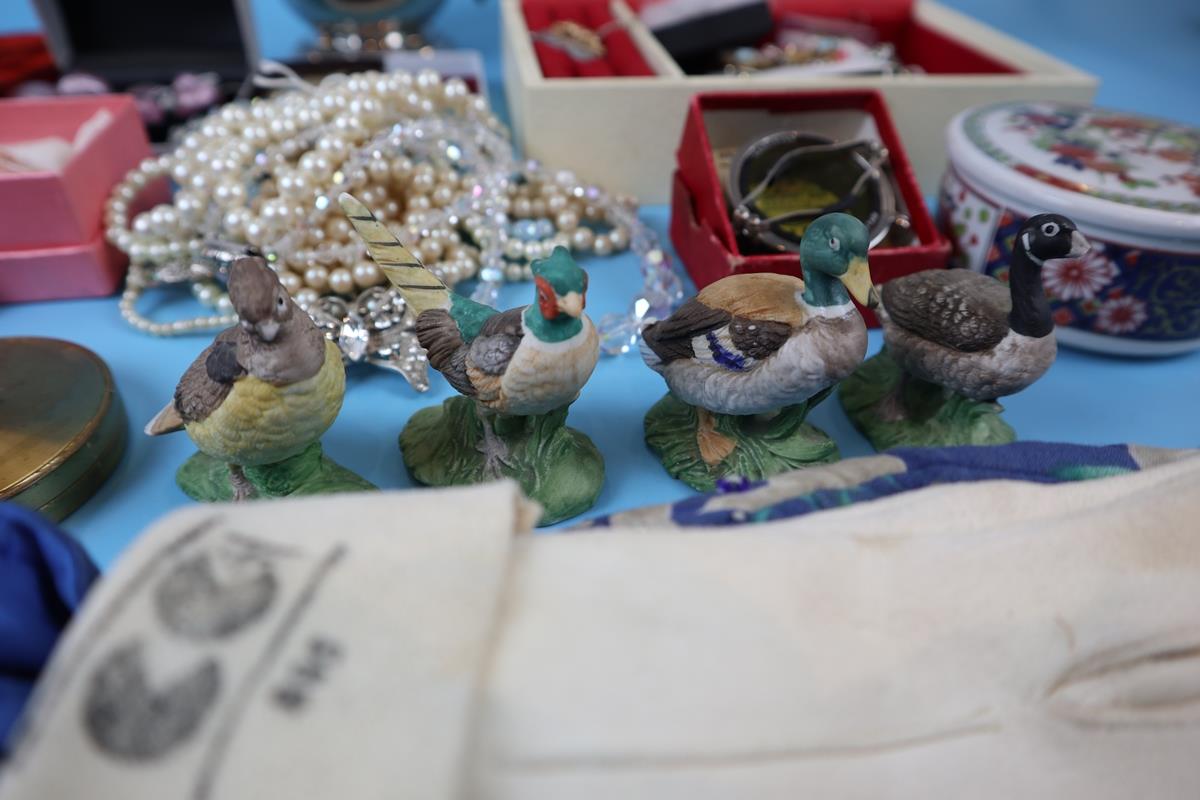 Collectables to include costume jewellery and powder boxes - Image 3 of 8