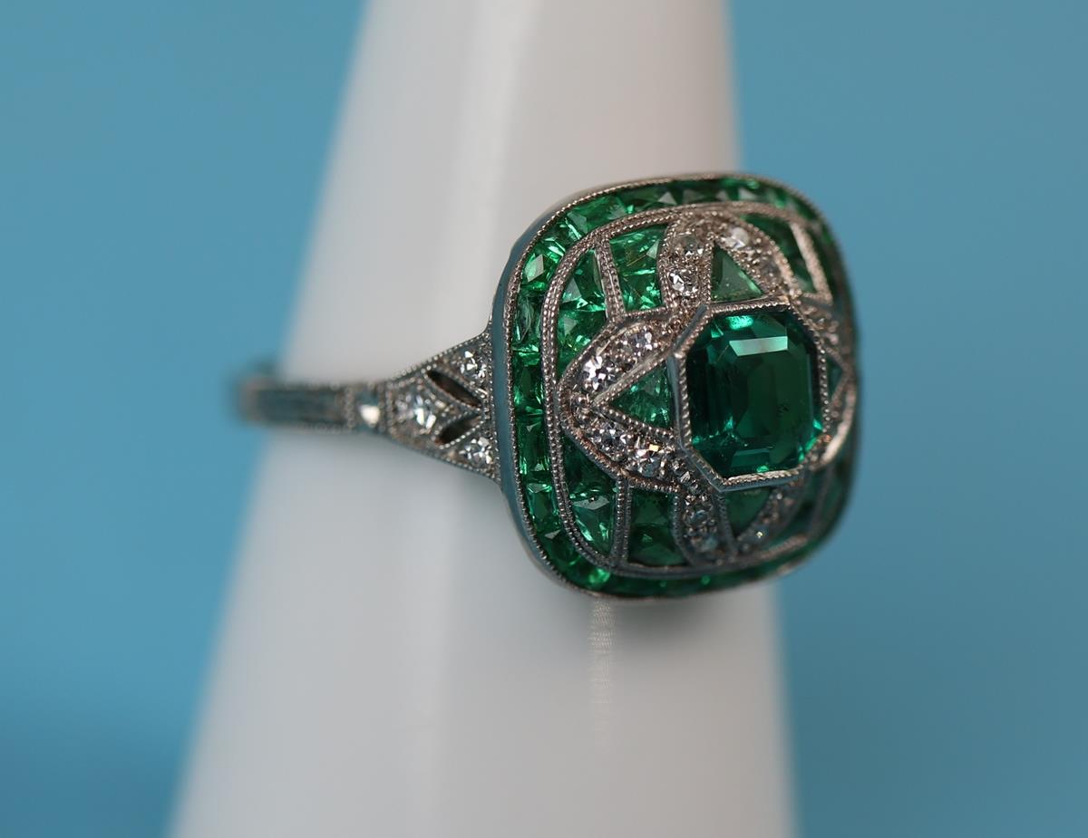 Platinum emerald and diamond Art Deco style ring - Image 2 of 9