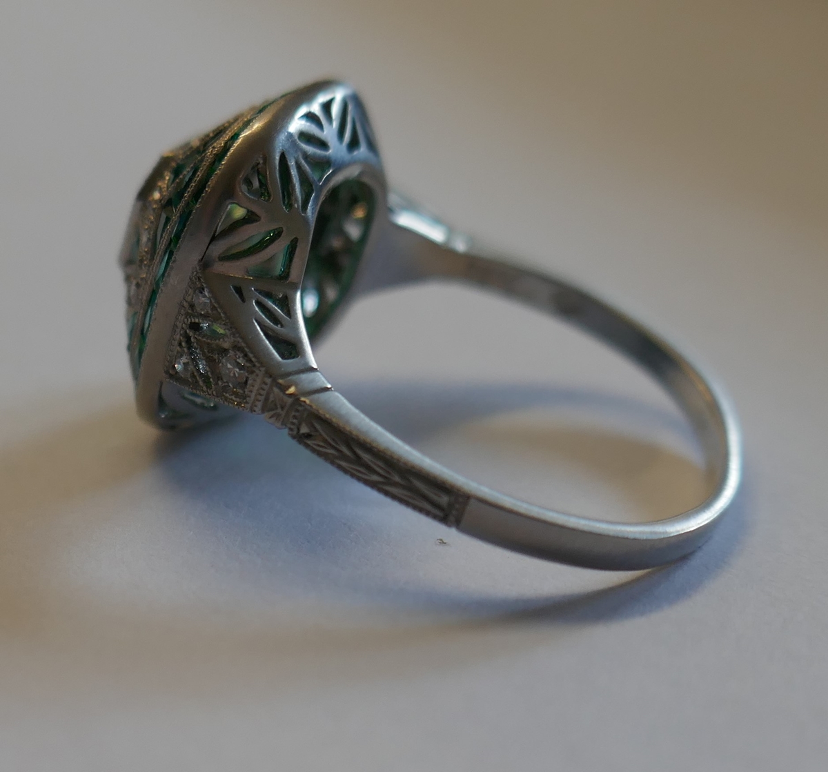 Platinum emerald and diamond Art Deco style ring - Image 7 of 9