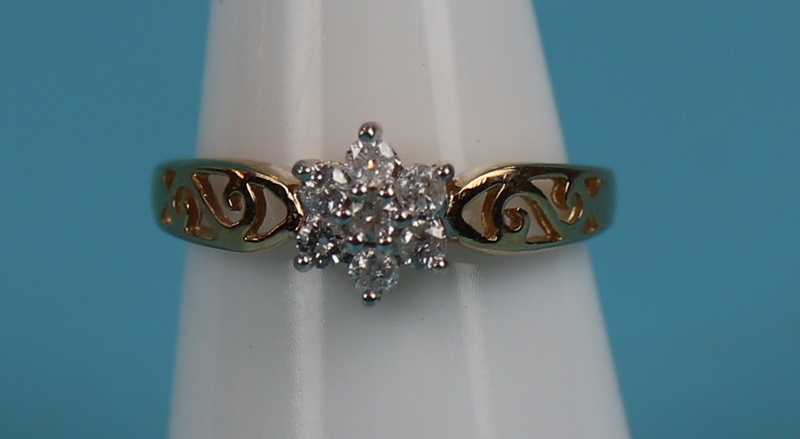 Gold diamond cluster ring