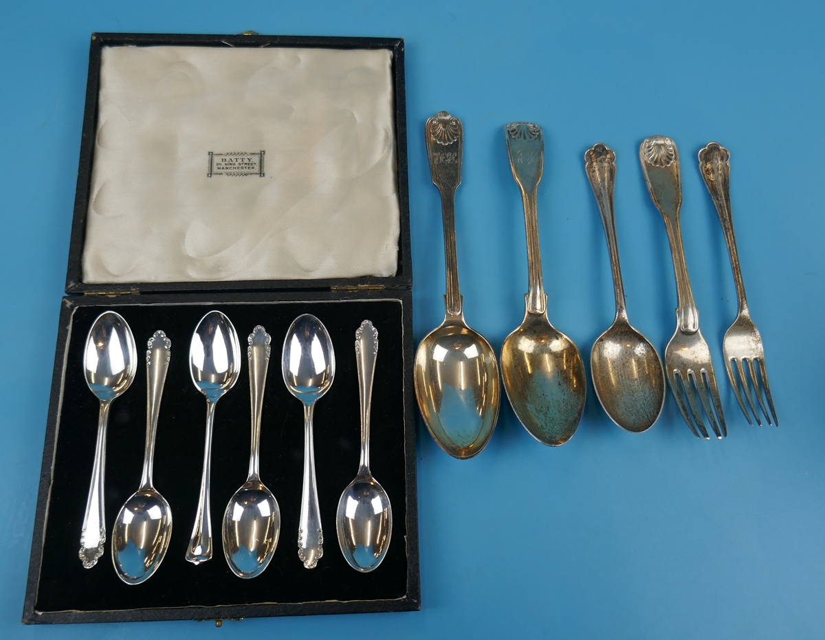 Six cased hallmarked silver teaspoons and collection of silver flatware - Approx gross weight 328g