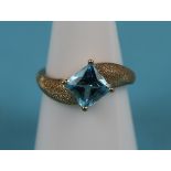 Gold blue topaz set ring