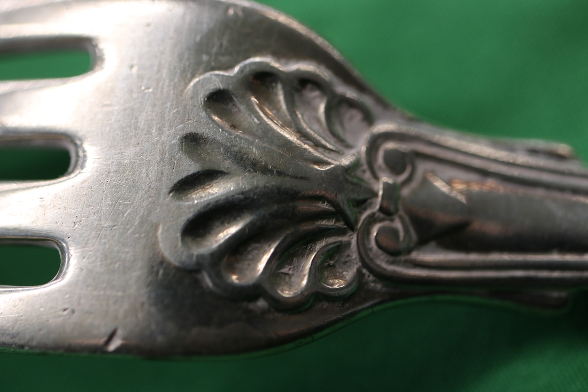 Six cased hallmarked silver teaspoons and collection of silver flatware - Approx gross weight 328g - Image 8 of 10