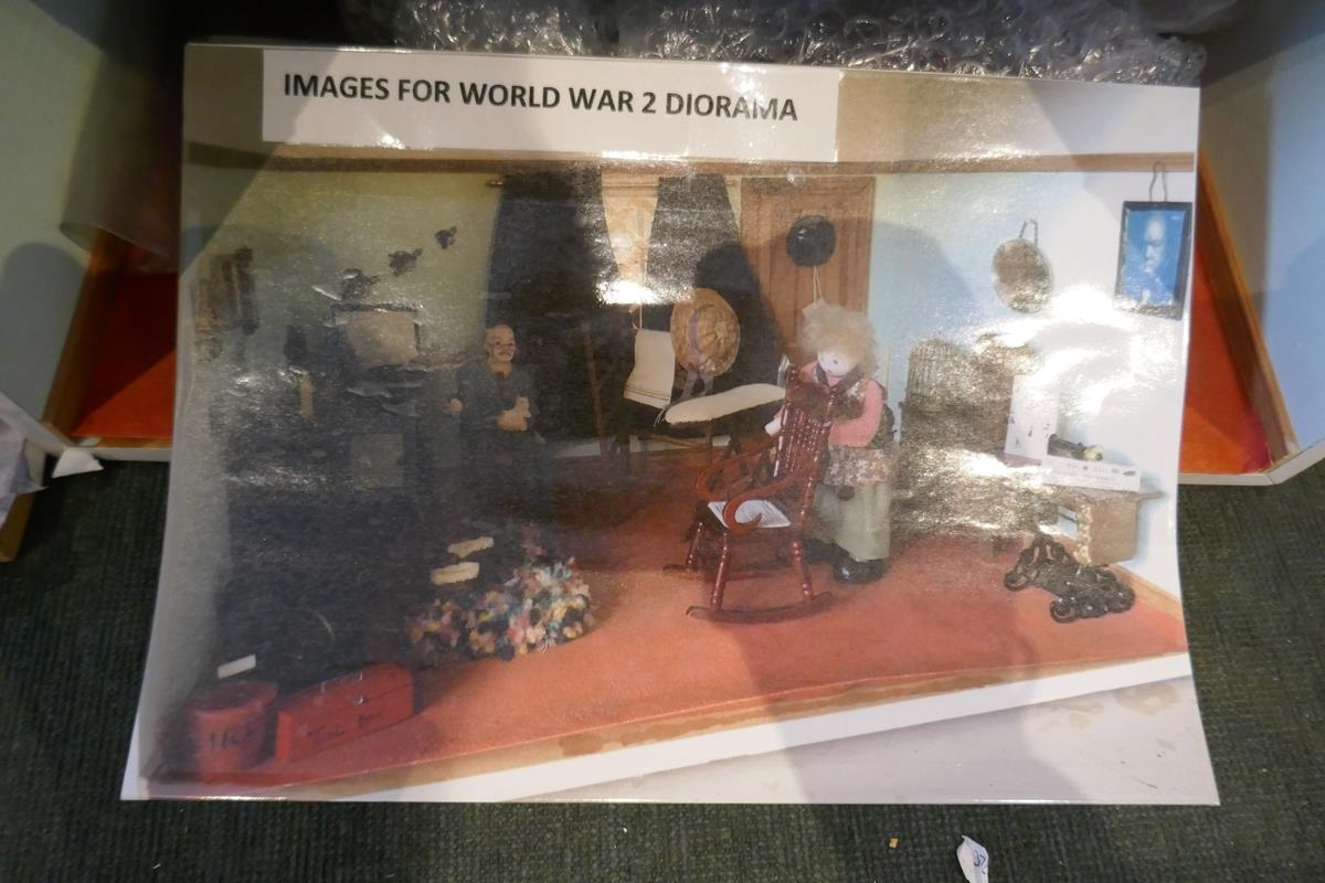 4 room dioramas to include haberdashery, café, WWII & museum - Bild 3 aus 9