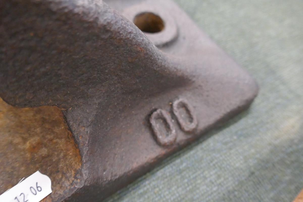 GWR track clamp marked 1912 & 3 mounted railway carriage hooks - Image 3 of 9