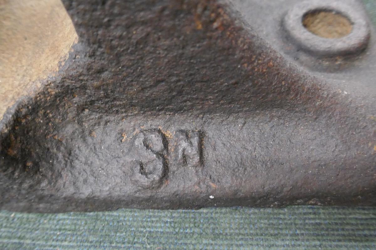 GWR track clamp marked 1912 & 3 mounted railway carriage hooks - Image 6 of 9