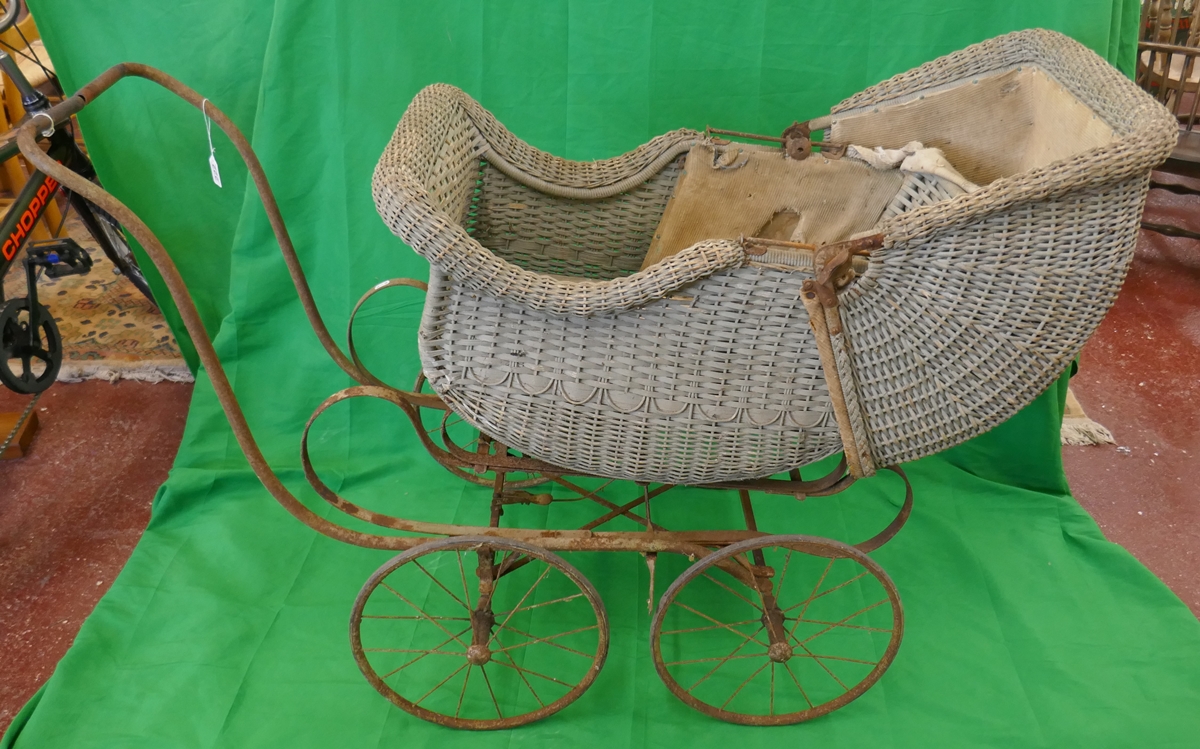 Early pram by Palace Products