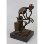 Small bronze on marble base - Thinking man skeleton - Approx height: 15cm