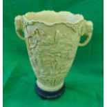 Unusual vase depicting elephants - Approx H: 31cm