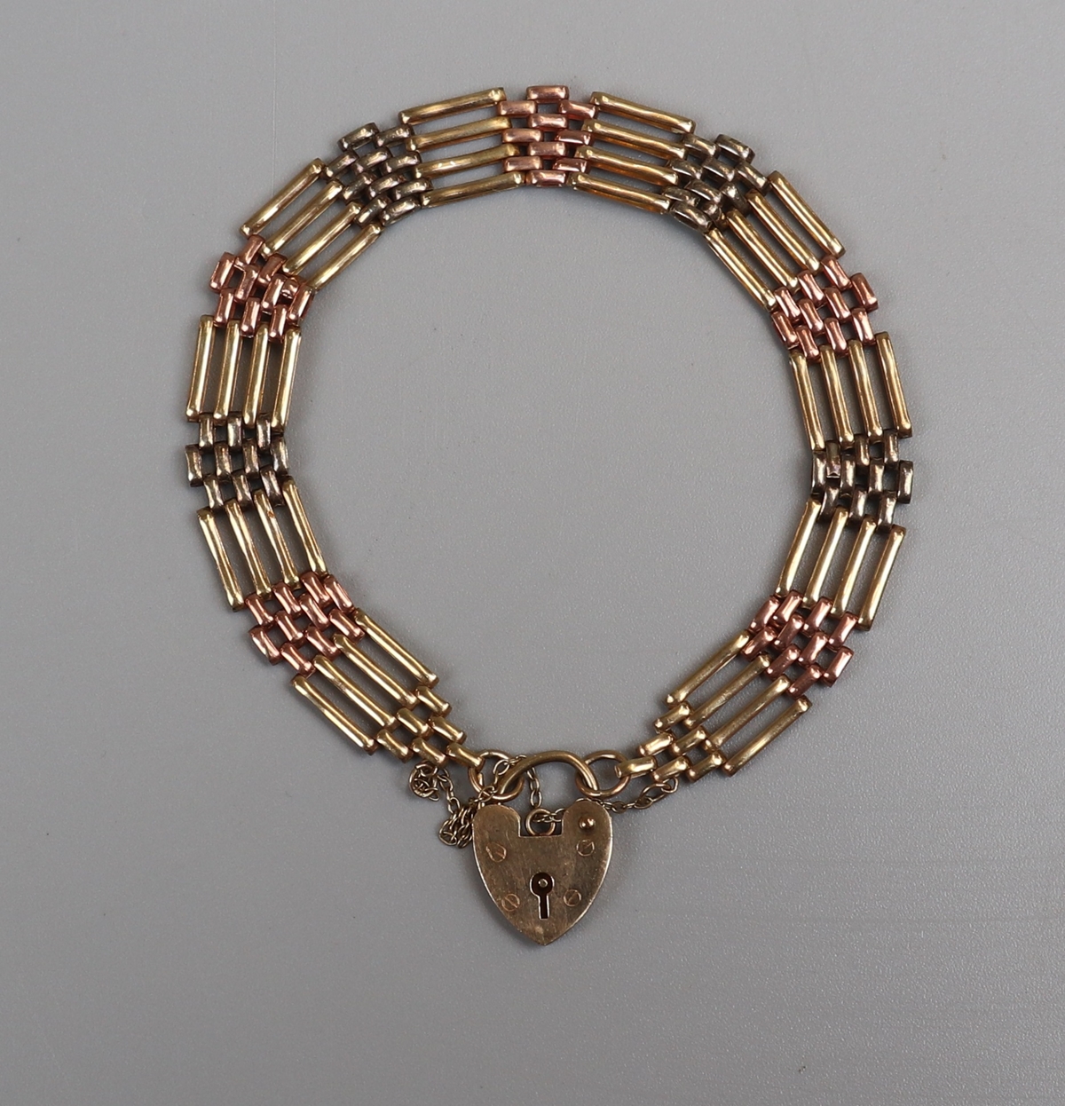 Gold gate bracelet with heart clasp - Approx weight: 9.9g