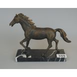 Metal horse figure on marble base - Approx H: 18cm