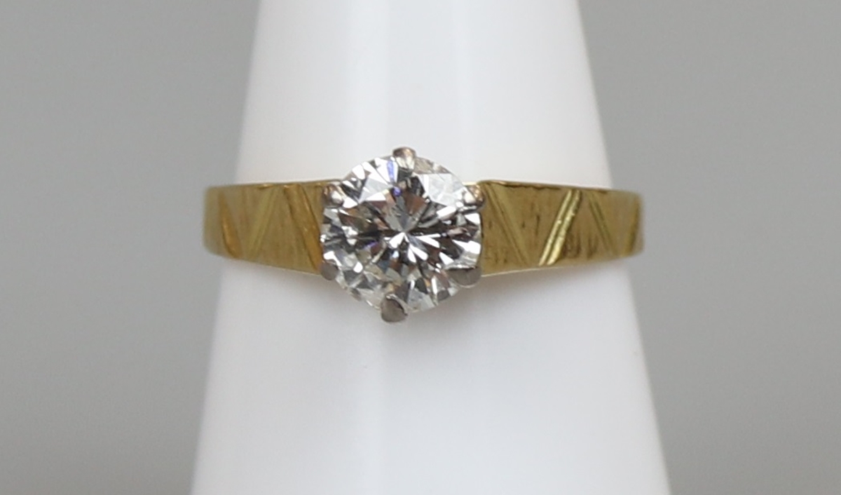 18ct gold diamond (approx 1ct) solitaire ring