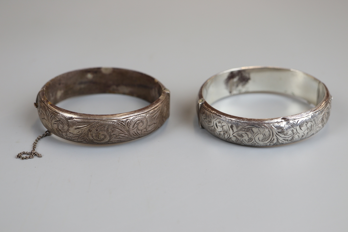 Collection of silver & white metal to include powder shaker & bangles - Image 3 of 6