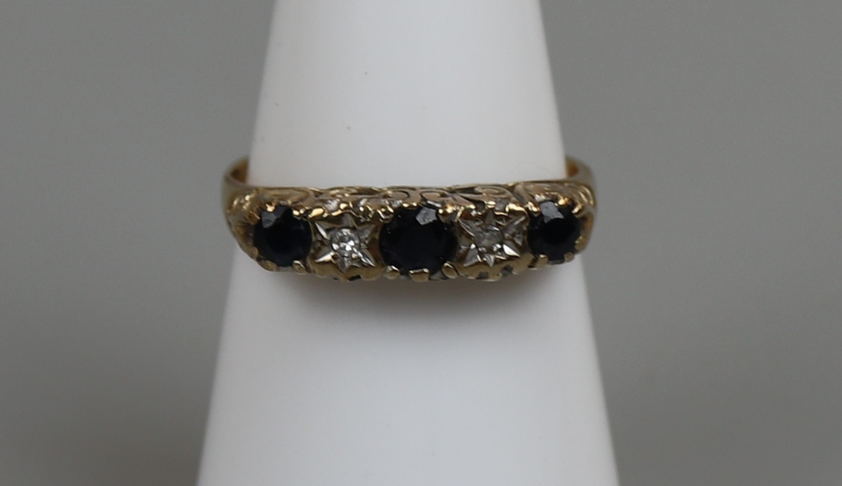 Gold diamond & sapphire ring