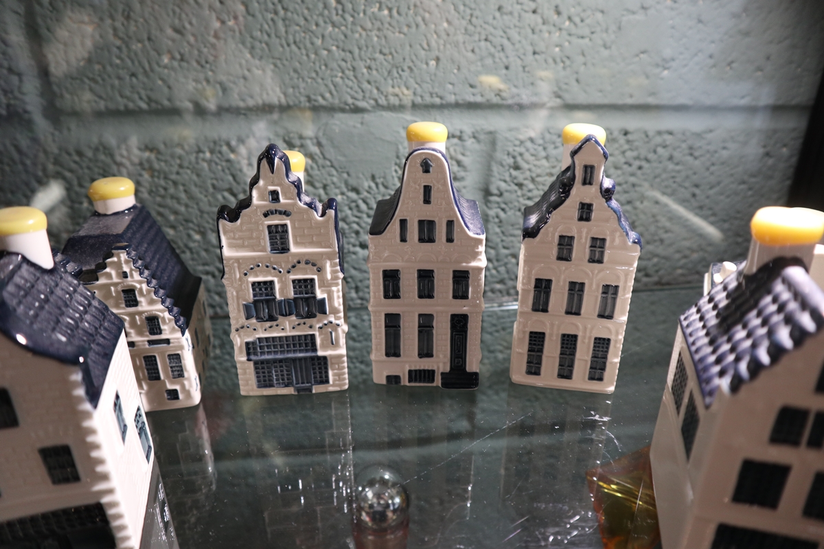 Collection of blue Delft Bols buildings - All full - Image 7 of 7