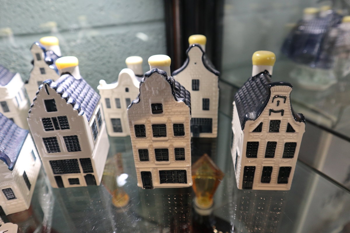 Collection of blue Delft Bols buildings - All full - Image 4 of 7