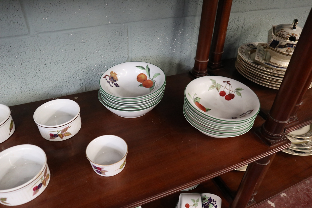 5 shelves of Royal Worcester Evesham pattern - Image 10 of 14