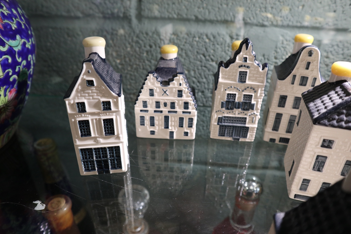 Collection of blue Delft Bols buildings - All full - Image 2 of 7