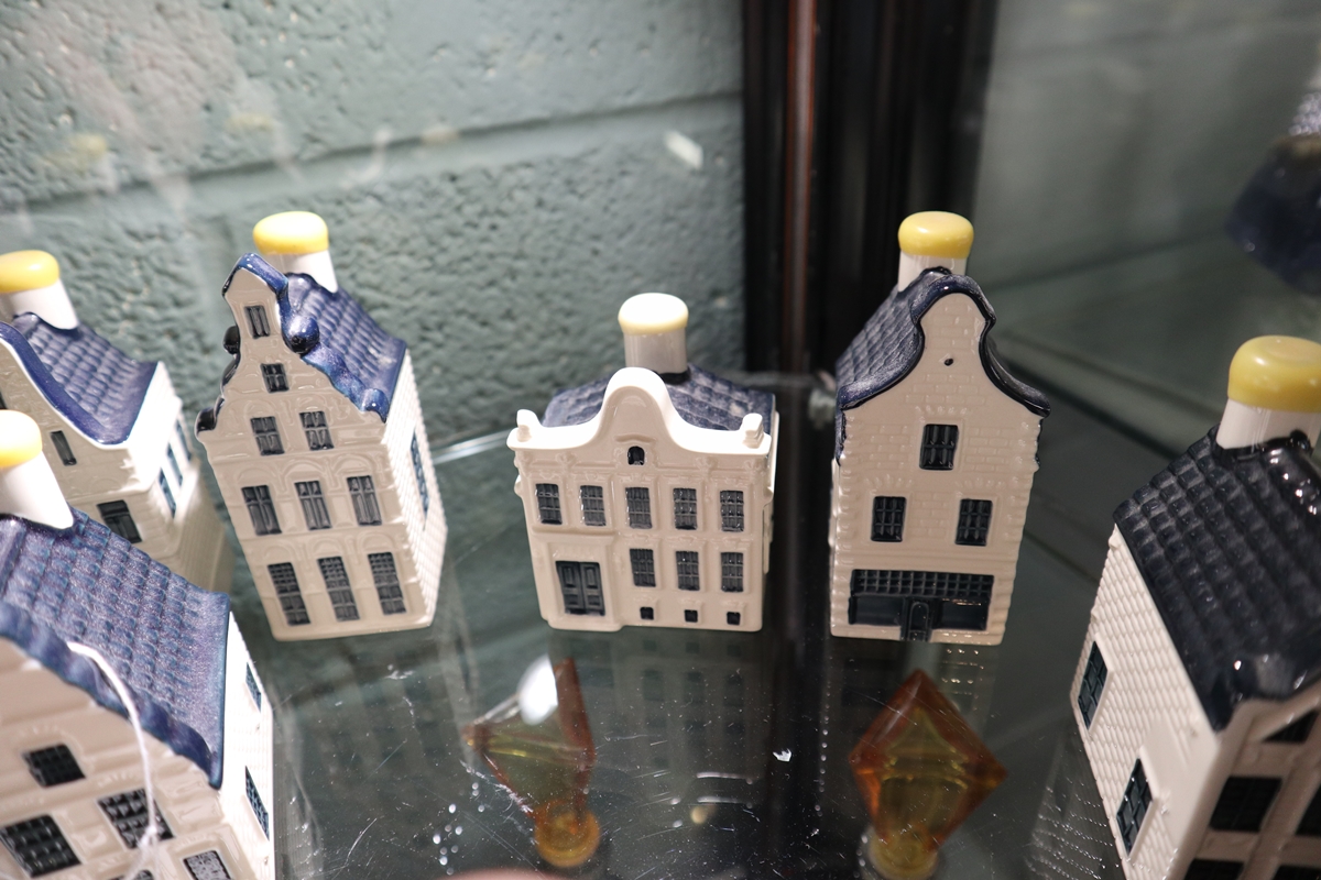 Collection of blue Delft Bols buildings - All full - Image 5 of 7