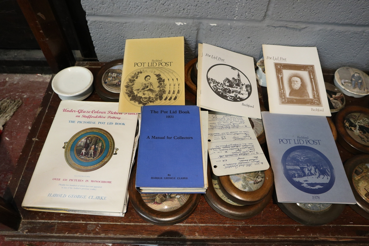 Collection of Pratt ware pot lids & collectors manuals - Bild 6 aus 56