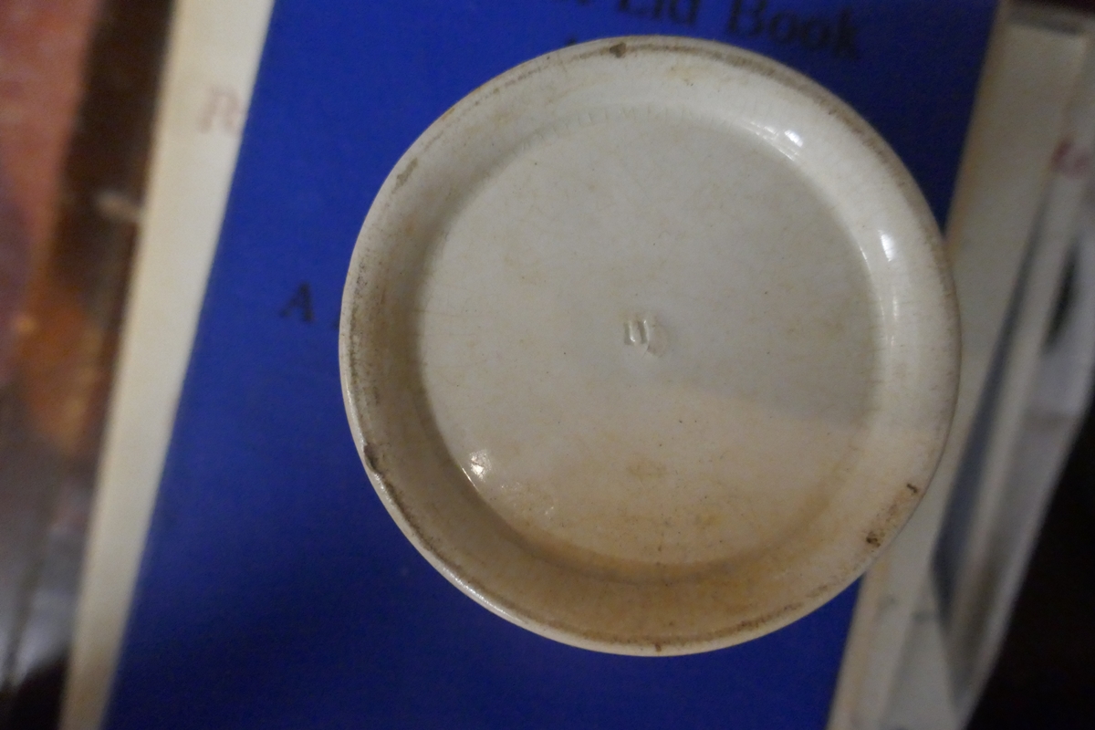 Collection of Pratt ware pot lids & collectors manuals - Bild 36 aus 56