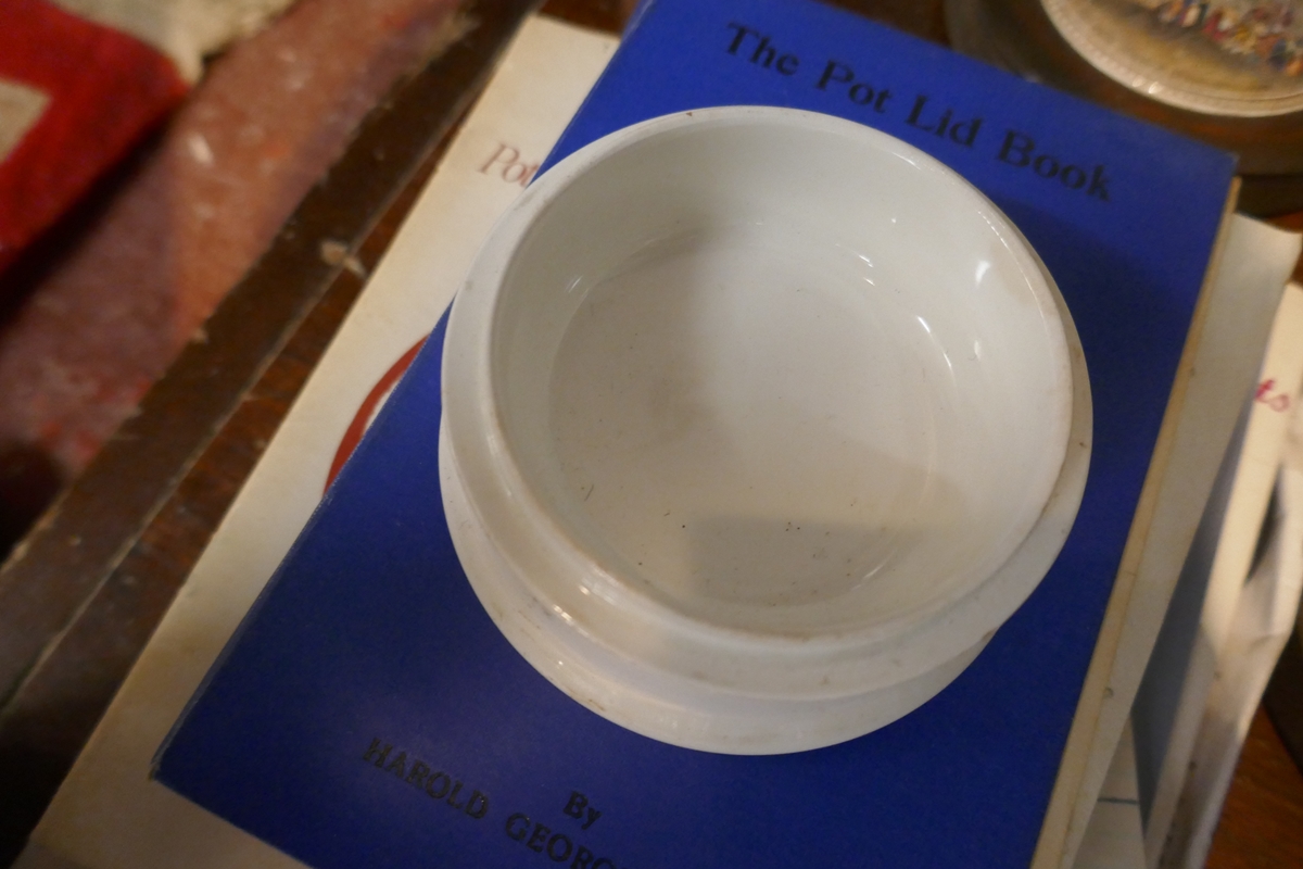 Collection of Pratt ware pot lids & collectors manuals - Bild 29 aus 56
