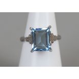 18ct white gold aquamarine ring, size K½