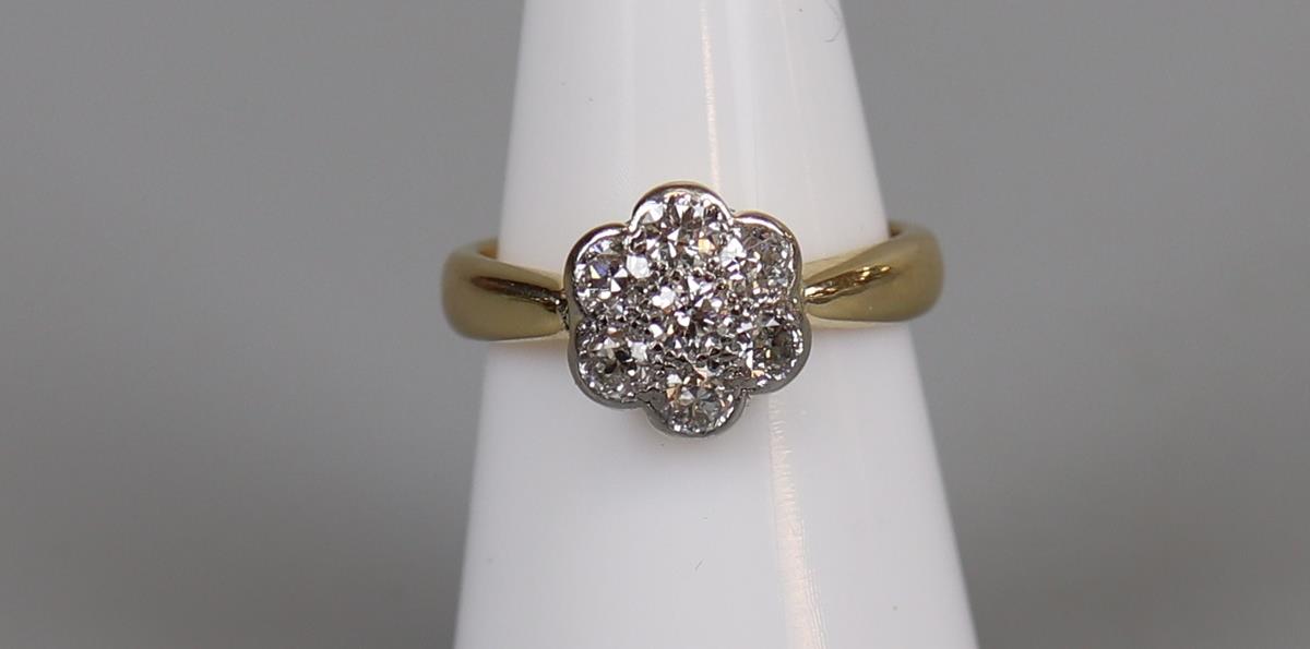 18ct gold diamond daisy cluster ring, size L½