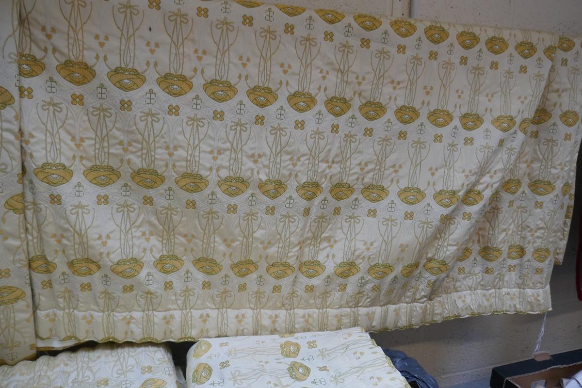 Collection of fine quality triple lined country house curtains - Image 4 of 4