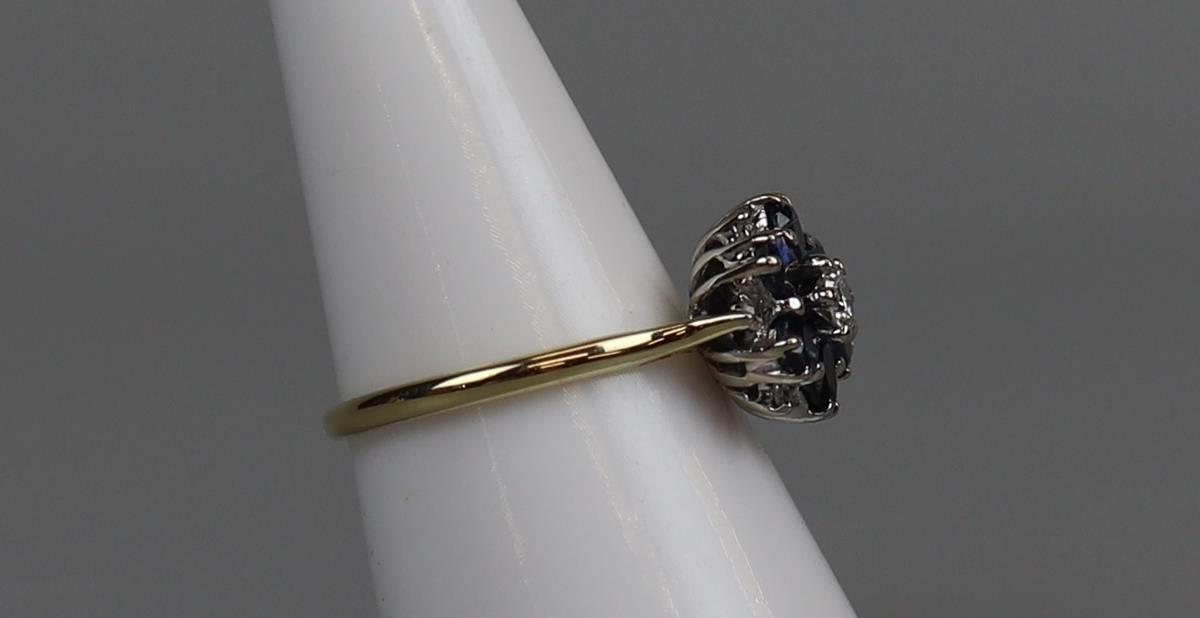 18ct gold diamond & sapphire cluster ring - Size O½ - Bild 2 aus 3