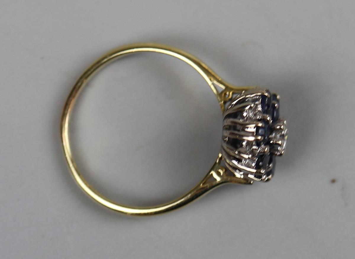 18ct gold diamond & sapphire cluster ring - Size O½ - Bild 3 aus 3