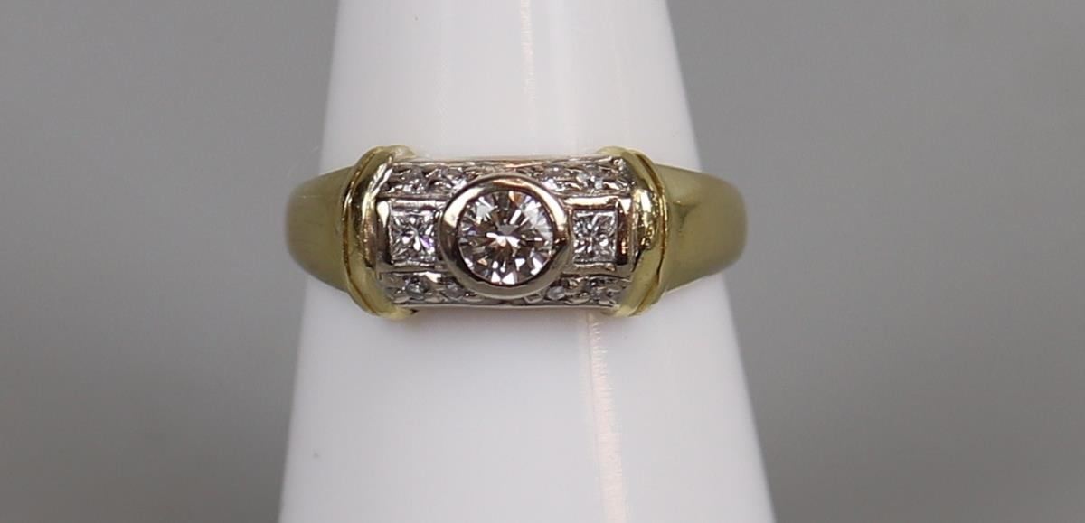 Fine 18ct gold diamond set ring - Size M¾