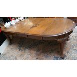 Antique wind-out table on ball and claw feet with 3 leaves - Approx size: L: 240cm W: 120cm H: 72cm