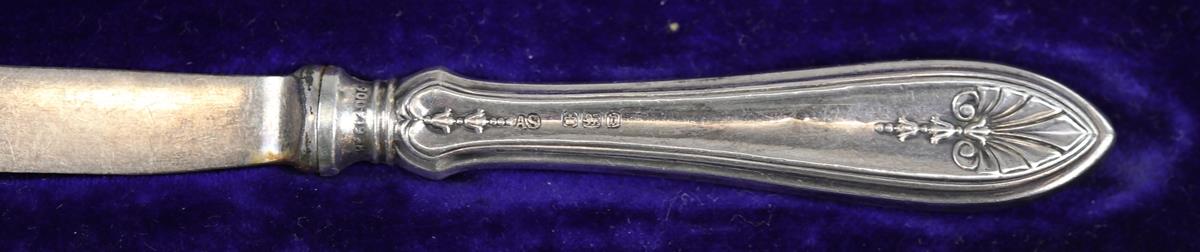 Cased set of 6 hallmarked silver handled knives, white metal shaker & hallmarked silver collared - Bild 5 aus 6