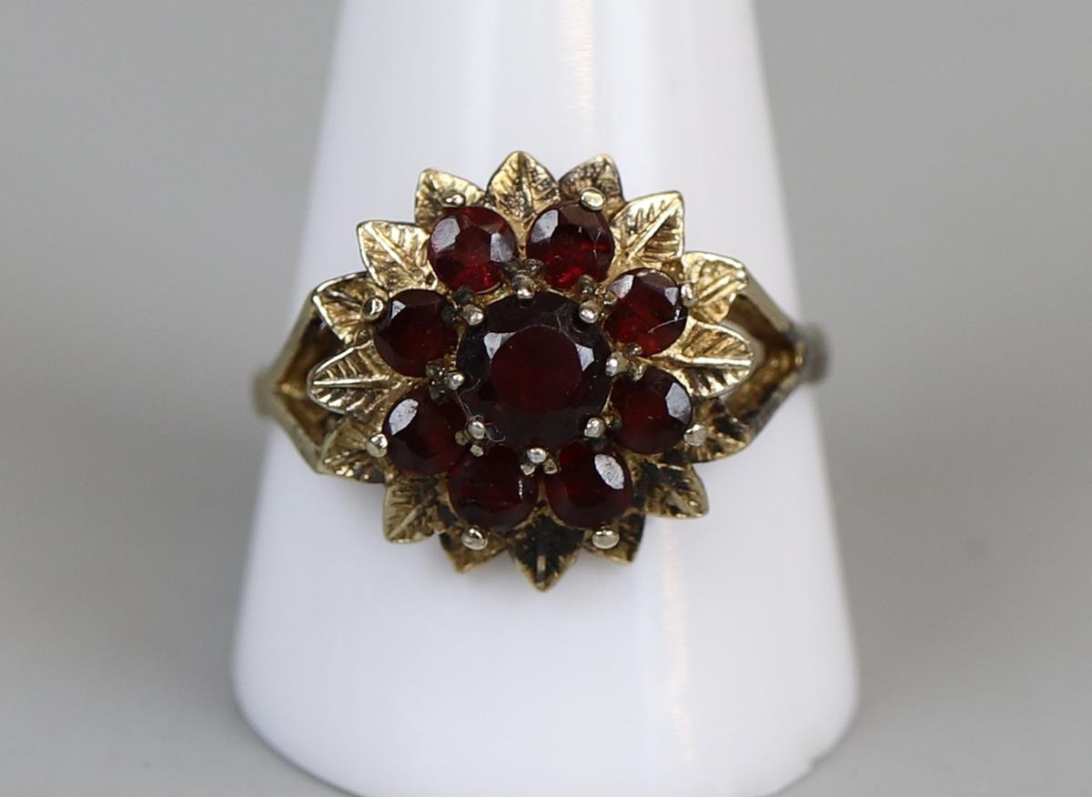 Gold garnet set ring (size V)