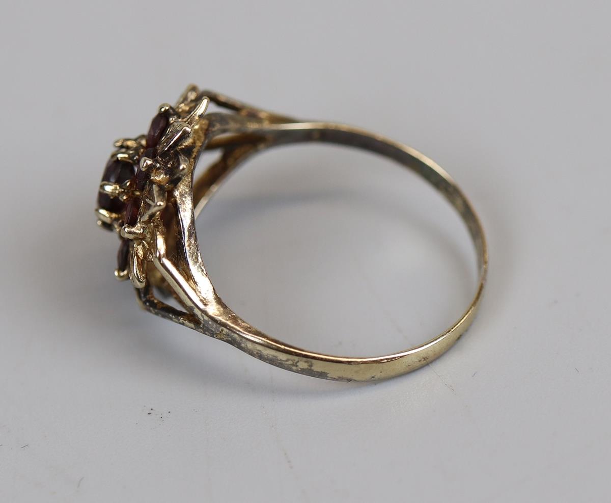 Gold garnet set ring (size V) - Image 2 of 3