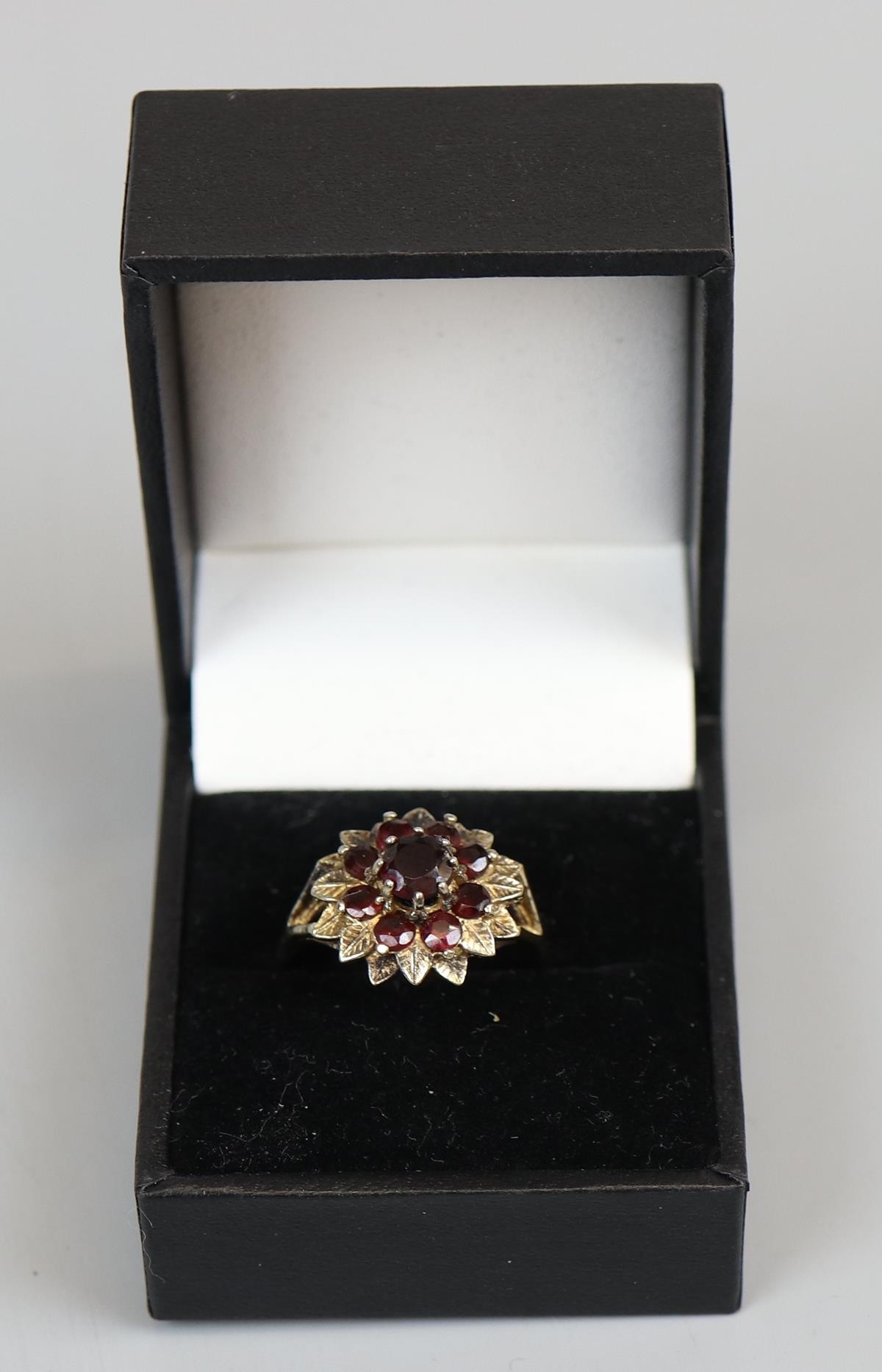 Gold garnet set ring (size V) - Image 3 of 3