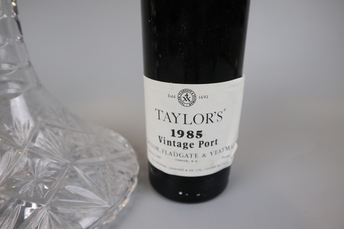 Taylors 1985 vintage Port with ships decanter - Image 2 of 2