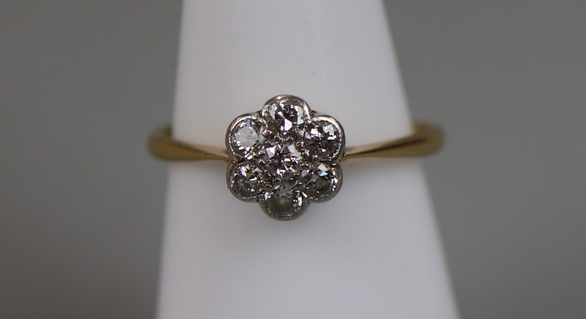 18ct gold diamond daisy ring with platinum setting (size M¼)