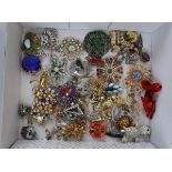 Collection of jewellery, mostly brooches