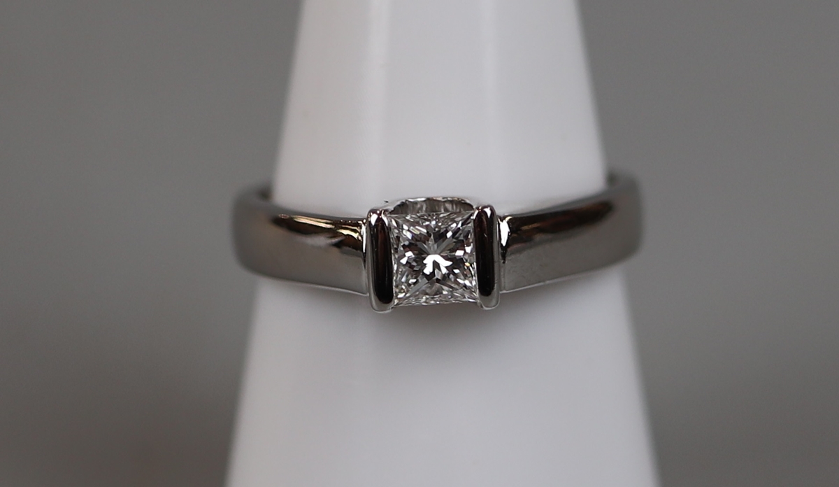 Fine 18ct white gold princess cut diamond solitaire ring (size O)