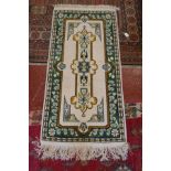 White patterned rug - Approx 160cm x 70cm