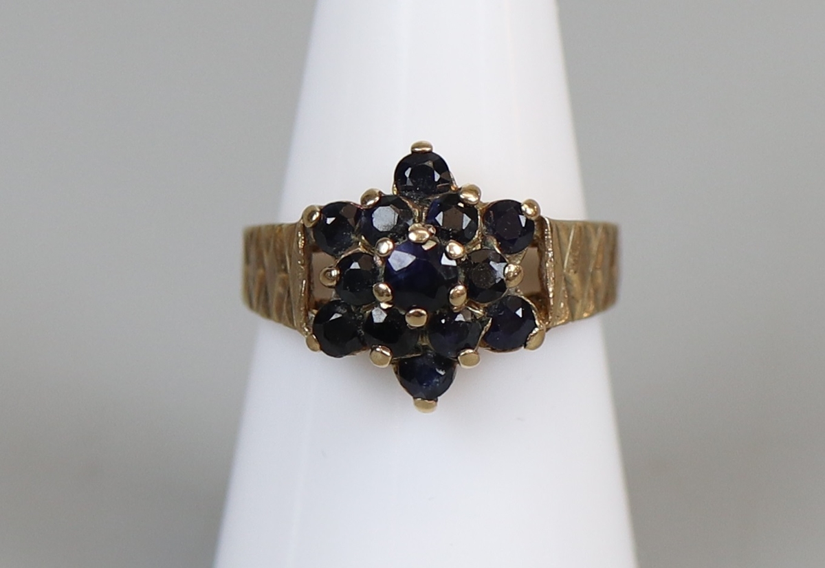 Gold sapphire set ring (size N½)