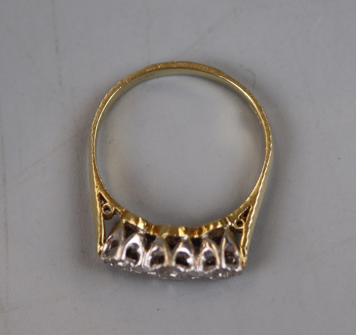 18ct gold 3 stone diamond ring (size N½) - Image 2 of 2