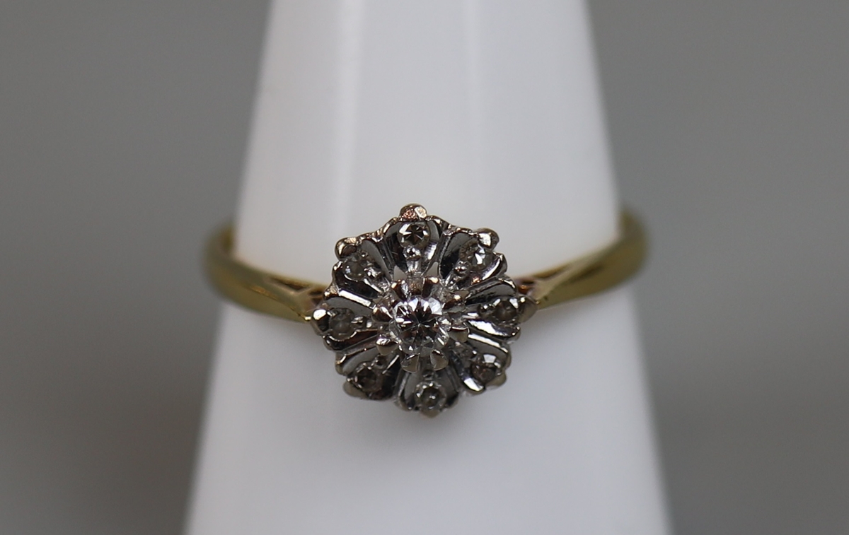 18ct gold diamond cluster ring (size R½)