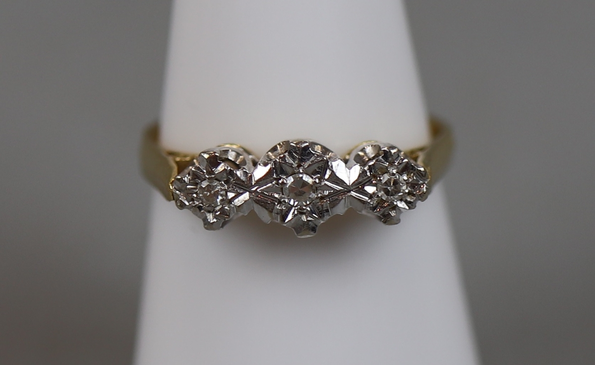 18ct gold 3 stone diamond ring (size N½)